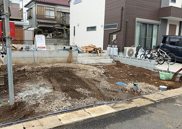 住宅用の土地では前面道路に2m以上接していなければならないと法律で定められています。しかし、お持ちの車のサイズやライフスタイルなどにより、2mでは利便が悪い場合もございますので、事前に確認しましょう。