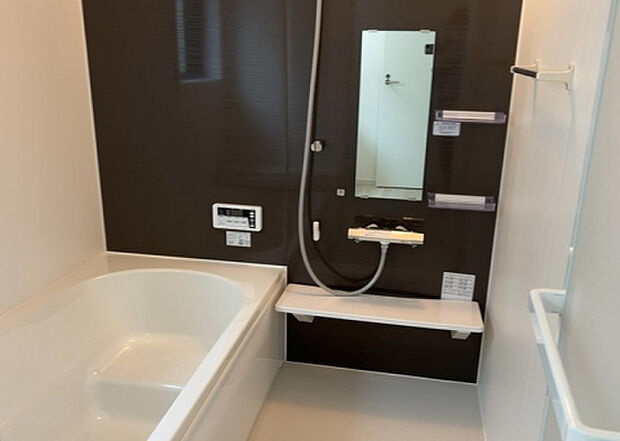 入浴時の快適さも大事なことですが、綺麗な状態を維持できなければ気持ちよく入浴できません。毎日の掃除が楽という点は大事なポイントになります！カビが生えにくく掃除がしやすい、壁や浴槽を選ぶといいでしょう。