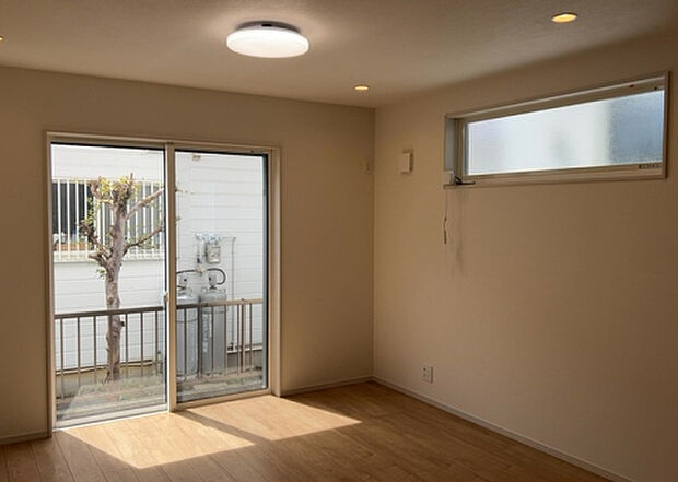 リビングの間取りの種類は大きくわけてリビングとダイニングが別になっているタイプ、リビングダイニング一体型です。どちらも一長一短ですので、家を選ぶ時はその両面をチェックして決めるようにしましょう。