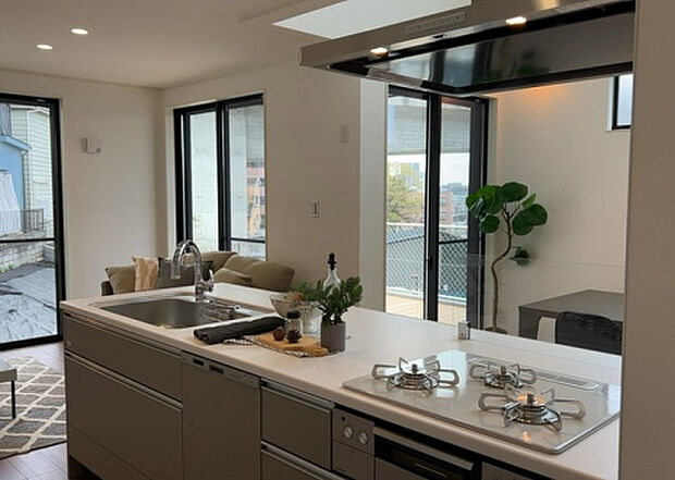 標準的なシステムキッチンの横幅は、165cm～300cm程度です。2100・2400・2550・2700などミリ単位で表記されます。普段どのように料理をするのかを想定しながら合ったサイズを選びましょう