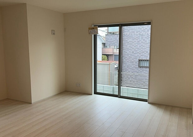 リビングの間取りの種類は大きくわけてリビングとダイニングが別になっているタイプ、リビングダイニング一体型です。どちらも一長一短ですので、家を選ぶ時はその両面をチェックして決めるようにしましょう。