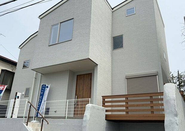 ついに完成致しました！現地をご見学に行く際は、道路の幅や周辺の交通量、施設などをご確認頂くことをおすすめします！物件の流れが早いため、内見をしたい方はお早めに当社営業までお問い合わせ頂きご予約下さい！