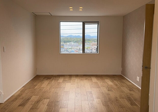 リビングの間取りの種類は大きくわけてリビングとダイニングが別になっているタイプ、リビングダイニング一体型です。どちらも一長一短ですので、家を選ぶ時はその両面をチェックして決めるようにしましょう。