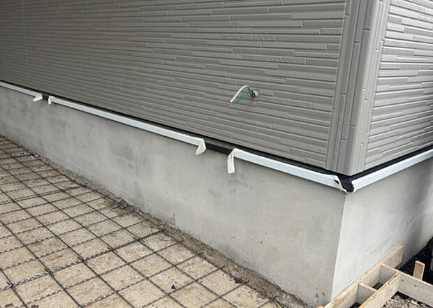 木造住宅とは土台、壁、柱など建築物の強度を支える構造体の材に木が使用されている構造を指します。構造体は建物の自重を支えるだけではなく風圧や水圧、積裁荷重などあらゆる衝撃に耐えるための基礎です。
