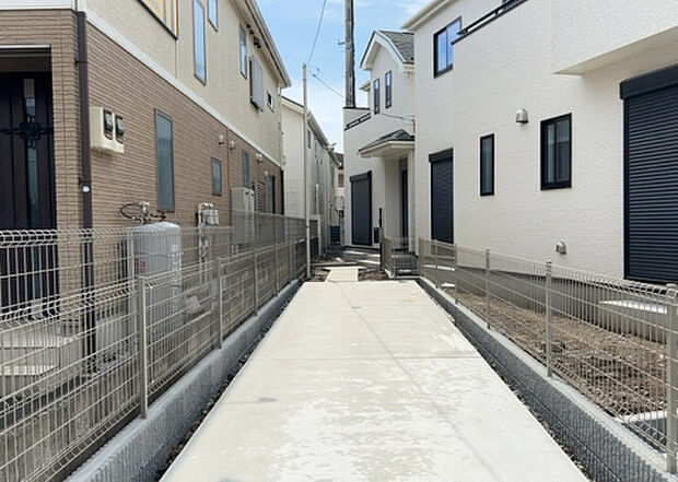 住宅用の土地では前面道路に2m以上接していなければならないと法律で定められています。しかし、お持ちの車のサイズやライフスタイルなどにより、2mでは利便が悪い場合もございますので、事前に確認しましょう。