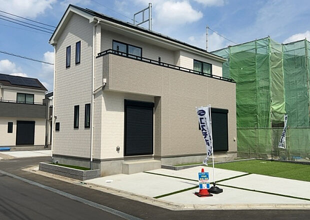 住宅用の土地では前面道路に2m以上接していなければならないと法律で定められています。しかし、お持ちの車のサイズやライフスタイルなどにより、2mでは利便が悪い場合もございますので、事前に確認しましょう。