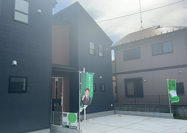 住宅用の土地では前面道路に2m以上接していなければならないと法律で定められています。しかし、お持ちの車のサイズやライフスタイルなどにより、2mでは利便が悪い場合もございますので、事前に確認しましょう。