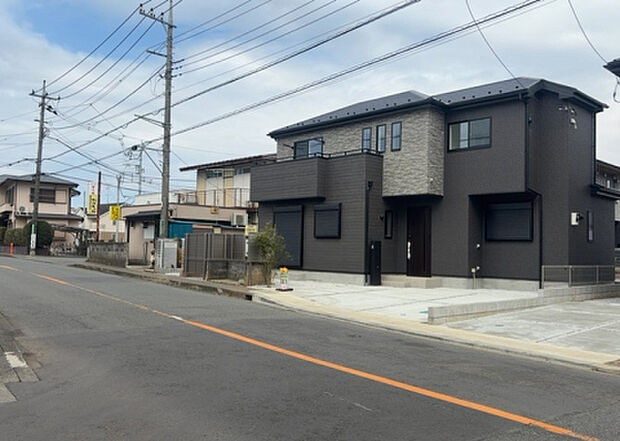 住宅用の土地では前面道路に2m以上接していなければならないと法律で定められています。しかし、お持ちの車のサイズやライフスタイルなどにより、2mでは利便が悪い場合もございますので、事前に確認しましょう。