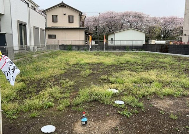 現地をご見学に行く際は、道路の幅や周辺の交通量、施設などをご確認頂くことをおすすめします！ある程度イメージをつけたいという場合は、同売主の施工事例や完成パースもお見せします。