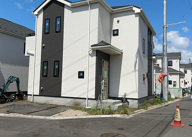 住宅用の土地では前面道路に2m以上接していなければならないと法律で定められています。しかし、お持ちの車のサイズやライフスタイルなどにより、2mでは利便が悪い場合もございますので、事前に確認しましょう。