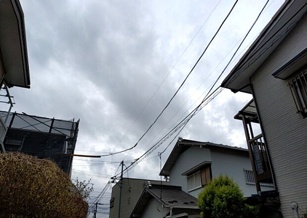桜や紅葉の名所に出かける人は多いと思いますが、家にいながら季節の移ろいを感じる生活を送りませんか?リビングや窓から見える景色が生活を彩るワンポイントに!現地から見える景色を堪能してみては如何でしょう。