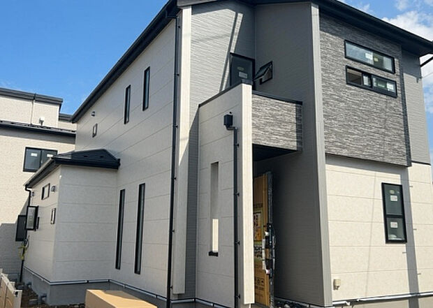 木造住宅とは土台、壁、柱など建築物の強度を支える構造体の材に木が使用されている構造を指します。構造体は建物の自重を支えるだけではなく風圧や水圧、積裁荷重などあらゆる衝撃に耐えるための基礎です。