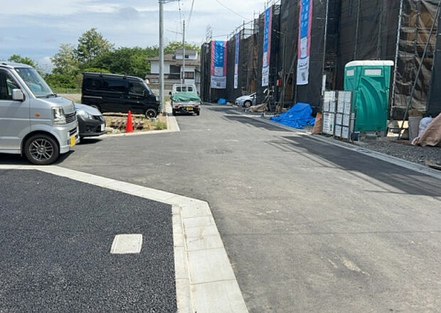 住宅用の土地では前面道路に2m以上接していなければならないと法律で定められています。しかし、お持ちの車のサイズやライフスタイルなどにより、2mでは利便が悪い場合もございますので、事前に確認しましょう。