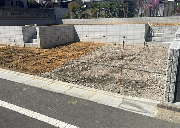 車一台あたりに必要なスペースは、標準サイズの普通自動車で横幅2m50cm、長さ5mは必要になります。ただし、乗降のことも考慮して横幅3m30cm、長さ5m50cmほどは確保できるところを選びましょう。