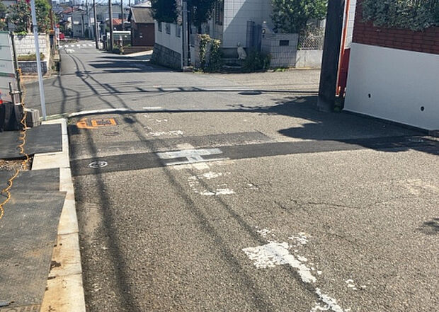 住宅用の土地では前面道路に2m以上接していなければならないと法律で定められています。しかし、お持ちの車のサイズやライフスタイルなどにより、2mでは利便が悪い場合もございますので、事前に確認しましょう。
