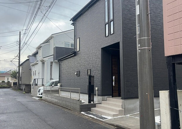 ついに完成致しました！現地をご見学に行く際は、道路の幅や周辺の交通量、施設などをご確認頂くことをおすすめします！物件の流れが早いため、内見をしたい方はお早めに当社営業までお問い合わせ頂きご予約下さい！