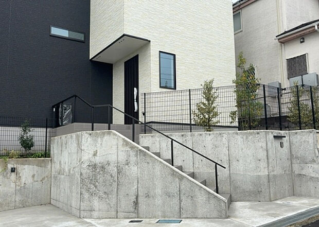 木造住宅とは土台、壁、柱など建築物の強度を支える構造体の材に木が使用されている構造を指します。構造体は建物の自重を支えるだけではなく風圧や水圧、積裁荷重などあらゆる衝撃に耐えるための基礎です。