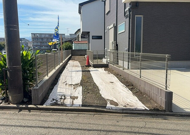 住宅用の土地では前面道路に2m以上接していなければならないと法律で定められています。しかし、お持ちの車のサイズやライフスタイルなどにより、2mでは利便が悪い場合もございますので、事前に確認しましょう。