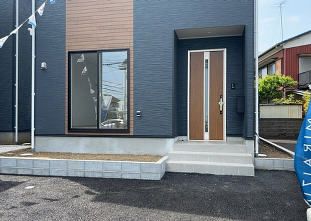 木造住宅とは土台、壁、柱など建築物の強度を支える構造体の材に木が使用されている構造を指します。構造体は建物の自重を支えるだけではなく風圧や水圧、積裁荷重などあらゆる衝撃に耐えるための基礎です。