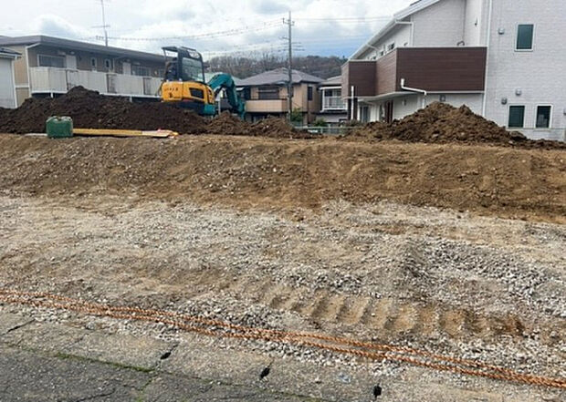 車一台あたりに必要なスペースは、標準サイズの普通自動車で横幅2m50cm、長さ5mは必要になります。ただし、乗降のことも考慮して横幅3m30cm、長さ5m50cmほどは確保できるところを選びましょう。