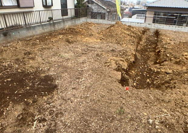 車一台あたりに必要なスペースは、標準サイズの普通自動車で横幅2m50cm、長さ5mは必要になります。ただし、乗降のことも考慮して横幅3m30cm、長さ5m50cmほどは確保できるところを選びましょう。