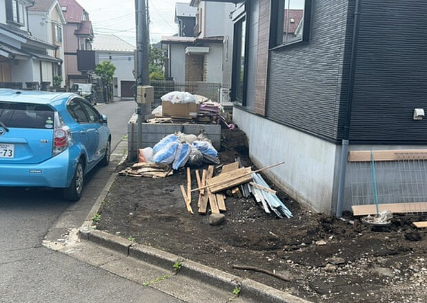 車一台あたりに必要なスペースは、標準サイズの普通自動車で横幅2m50cm、長さ5mは必要になります。ただし、乗降のことも考慮して横幅3m30cm、長さ5m50cmほどは確保できるところを選びましょう。