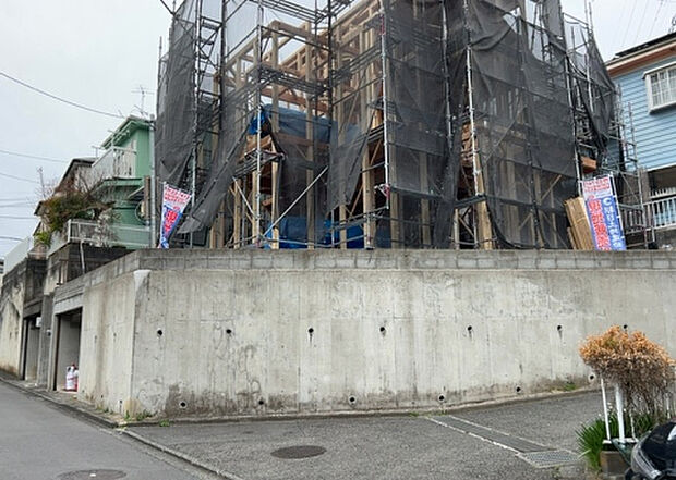 住宅用の土地では前面道路に2m以上接していなければならないと法律で定められています。しかし、お持ちの車のサイズやライフスタイルなどにより、2mでは利便が悪い場合もございますので、事前に確認しましょう。