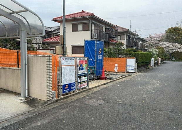住宅用の土地では前面道路に2m以上接していなければならないと法律で定められています。しかし、お持ちの車のサイズやライフスタイルなどにより、2mでは利便が悪い場合もございますので、事前に確認しましょう。