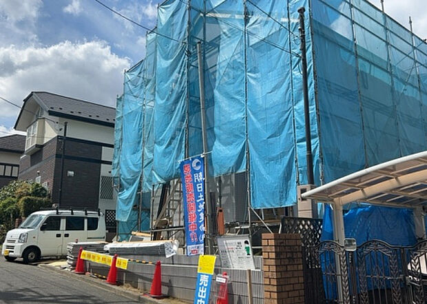 住宅用の土地では前面道路に2m以上接していなければならないと法律で定められています。しかし、お持ちの車のサイズやライフスタイルなどにより、2mでは利便が悪い場合もございますので、事前に確認しましょう。