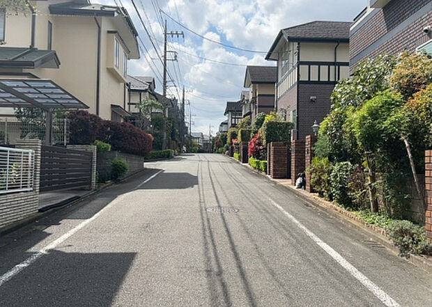 桜や紅葉の名所に出かける人は多いと思いますが、家にいながら季節の移ろいを感じる生活を送りませんか?リビングや窓から見える景色が生活を彩るワンポイントに!現地から見える景色を堪能してみては如何でしょう。