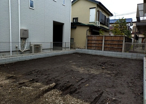 現地をご見学に行く際は、道路の幅や周辺の交通量、施設などをご確認頂くことをおすすめします！ある程度イメージをつけたいという場合は、同売主の施工事例や完成パースもお見せします。