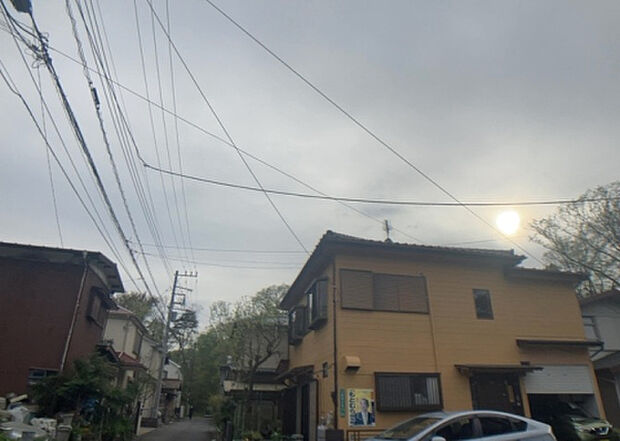桜や紅葉の名所に出かける人は多いと思いますが、家にいながら季節の移ろいを感じる生活を送りませんか?リビングや窓から見える景色が生活を彩るワンポイントに!現地から見える景色を堪能してみては如何でしょう。