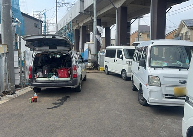 住宅用の土地では前面道路に2m以上接していなければならないと法律で定められています。しかし、お持ちの車のサイズやライフスタイルなどにより、2mでは利便が悪い場合もございますので、事前に確認しましょう。