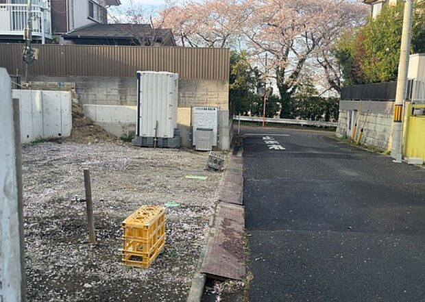 住宅用の土地では前面道路に2m以上接していなければならないと法律で定められています。しかし、お持ちの車のサイズやライフスタイルなどにより、2mでは利便が悪い場合もございますので、事前に確認しましょう。