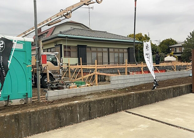 車一台あたりに必要なスペースは、標準サイズの普通自動車で横幅2m50cm、長さ5mは必要になります。ただし、乗降のことも考慮して横幅3m30cm、長さ5m50cmほどは確保できるところを選びましょう。