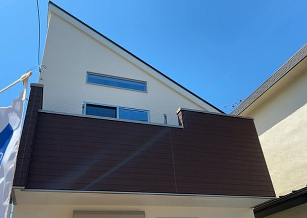 木造住宅とは土台、壁、柱など建築物の強度を支える構造体の材に木が使用されている構造を指します。構造体は建物の自重を支えるだけではなく風圧や水圧、積裁荷重などあらゆる衝撃に耐えるための基礎です。