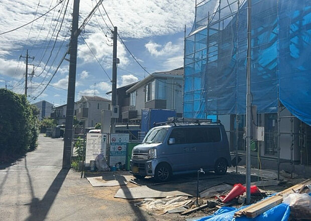住宅用の土地では前面道路に2m以上接していなければならないと法律で定められています。しかし、お持ちの車のサイズやライフスタイルなどにより、2mでは利便が悪い場合もございますので、事前に確認しましょう。