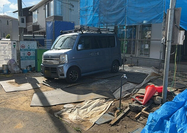 車一台あたりに必要なスペースは、標準サイズの普通自動車で横幅2m50cm、長さ5mは必要になります。ただし、乗降のことも考慮して横幅3m30cm、長さ5m50cmほどは確保できるところを選びましょう。