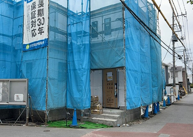 住宅用の土地では前面道路に2m以上接していなければならないと法律で定められています。しかし、お持ちの車のサイズやライフスタイルなどにより、2mでは利便が悪い場合もございますので、事前に確認しましょう。