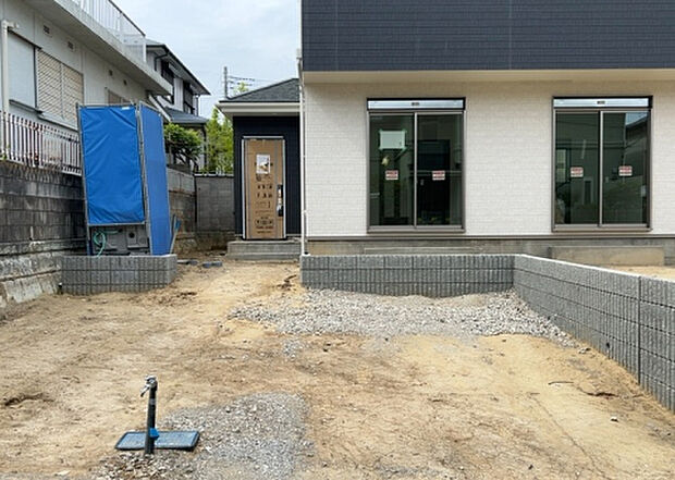 車一台あたりに必要なスペースは、標準サイズの普通自動車で横幅2m50cm、長さ5mは必要になります。ただし、乗降のことも考慮して横幅3m30cm、長さ5m50cmほどは確保できるところを選びましょう。