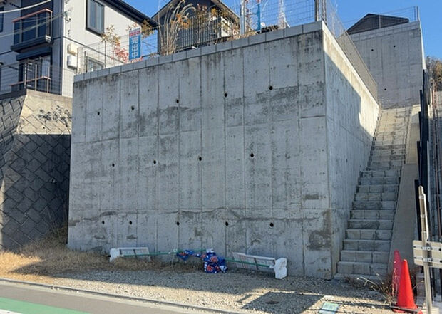 現地をご見学に行く際は、道路の幅や周辺の交通量、施設などをご確認頂くことをおすすめします!ある程度イメージをつけたいという場合は、同売主の施工事例や完成パースもお見せします。