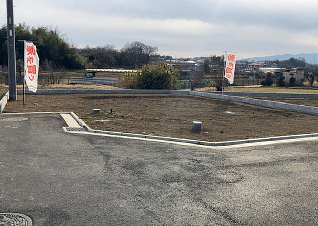住宅用の土地では前面道路に2m以上接していなければならないと法律で定められています。しかし、お持ちの車のサイズやライフスタイルなどにより、2mでは利便が悪い場合もございますので、事前に確認しましょう。