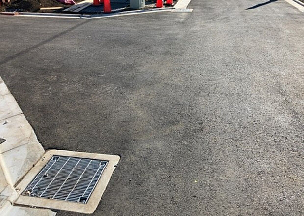 住宅用の土地では前面道路に2m以上接していなければならないと法律で定められています。しかし、お持ちの車のサイズやライフスタイルなどにより、2mでは利便が悪い場合もございますので、事前に確認しましょう。