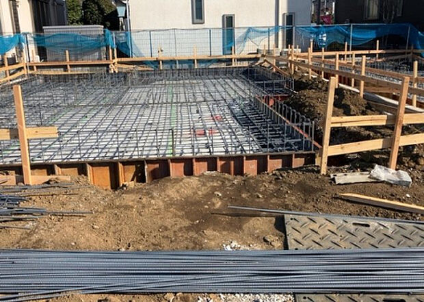 木造住宅とは土台、壁、柱など建築物の強度を支える構造体の材に木が使用されている構造を指します。構造体は建物の自重を支えるだけではなく風圧や水圧、積裁荷重などあらゆる衝撃に耐えるための基礎です。