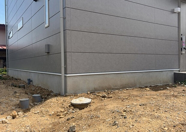 木造住宅とは土台、壁、柱など建築物の強度を支える構造体の材に木が使用されている構造を指します。構造体は建物の自重を支えるだけではなく風圧や水圧、積裁荷重などあらゆる衝撃に耐えるための基礎です。