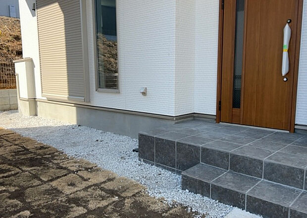 木造住宅とは土台、壁、柱など建築物の強度を支える構造体の材に木が使用されている構造を指します。構造体は建物の自重を支えるだけではなく風圧や水圧、積裁荷重などあらゆる衝撃に耐えるための基礎です。