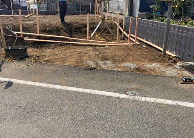 車一台あたりに必要なスペースは、標準サイズの普通自動車で横幅2m50cm、長さ5mは必要になります。ただし、乗降のことも考慮して横幅3m30cm、長さ5m50cmほどは確保できるところを選びましょう。