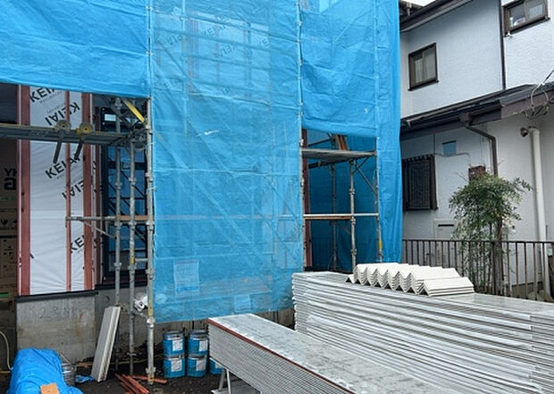 木造住宅とは土台、壁、柱など建築物の強度を支える構造体の材に木が使用されている構造を指します。構造体は建物の自重を支えるだけではなく風圧や水圧、積裁荷重などあらゆる衝撃に耐えるための基礎です。