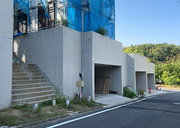 住宅用の土地では前面道路に2m以上接していなければならないと法律で定められています。しかし、お持ちの車のサイズやライフスタイルなどにより、2mでは利便が悪い場合もございますので、事前に確認しましょう。