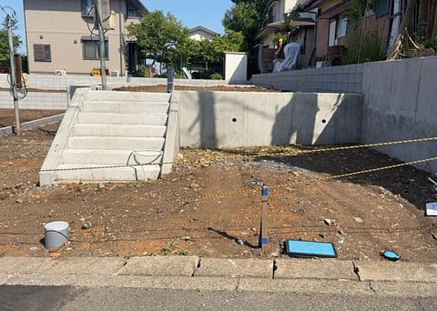 現地をご見学に行く際は、道路の幅や周辺の交通量、施設などをご確認頂くことをおすすめします!ある程度イメージをつけたいという場合は、同売主の施工事例や完成パースもお見せします。